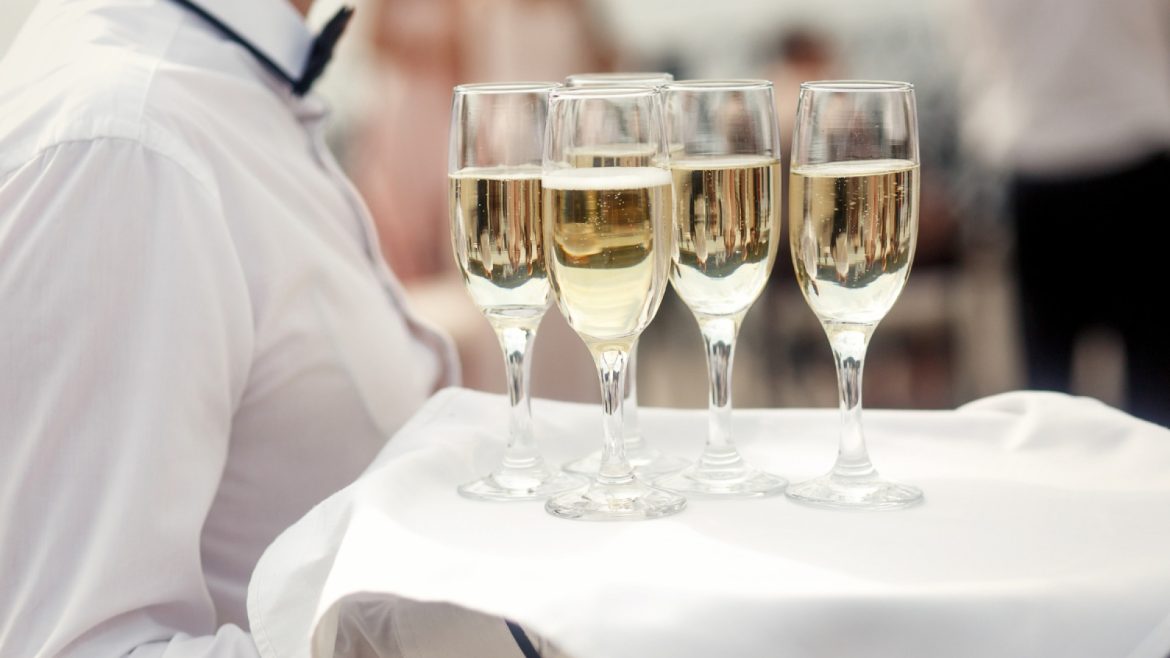 Frais de service : ce que vous devez savoir avant de réserver votre croisière
