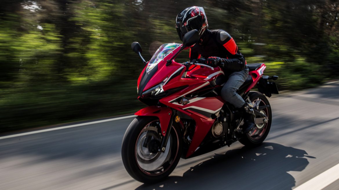 Comment choisir les meilleures options pour assurer une moto puissante ?