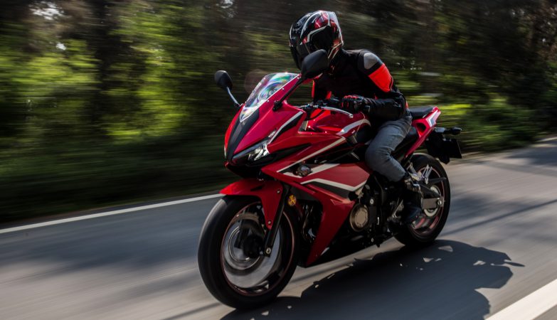 Comment choisir les meilleures options pour assurer une moto puissante ?